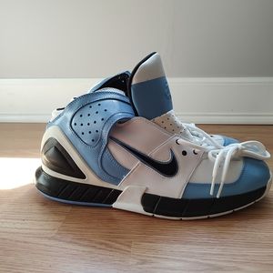 Men's Nike sneakers NEW never worn.